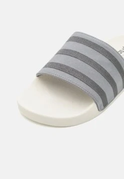 Adidas Originals Adilette UnisexCiabattineGrey Three/Grey Six/Cloud White Uomo Scarpe Aperte AD115G02C-C11 13 Adidas Originals Adilette UnisexCiabattineGrey Three/Grey Six/Cloud White Uomo Scarpe Aperte AD115G02C-C11 -Luce Scarpe Negozio 1965ee6ee5224299a2ef1ef3e87ff7b3