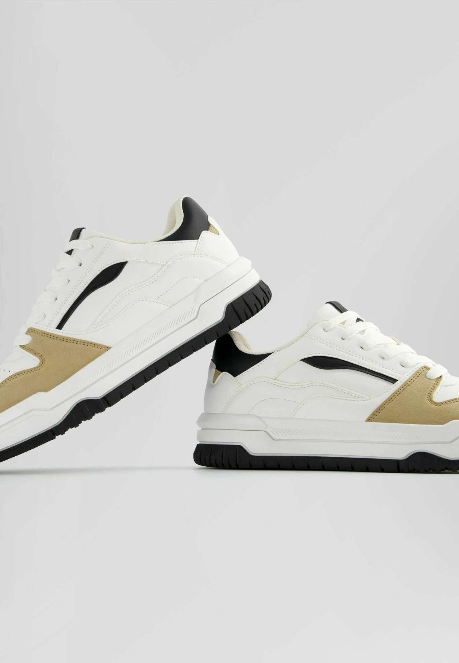 BERSHKA ContrastSneakers BasseWhite Uomo Sneaker BEJ12O0AJ-A11 6 BERSHKA ContrastSneakers BasseWhite Uomo Sneaker BEJ12O0AJ-A11 - immagine 4