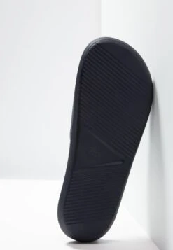 Lacoste Croco Slide - Ciabatte Da Mare - Navy 12 Lacoste Croco Slide - Ciabatte Da Mare - Navy -Luce Scarpe Negozio 2ff11a79cfd1490c87e576265e1ede9c