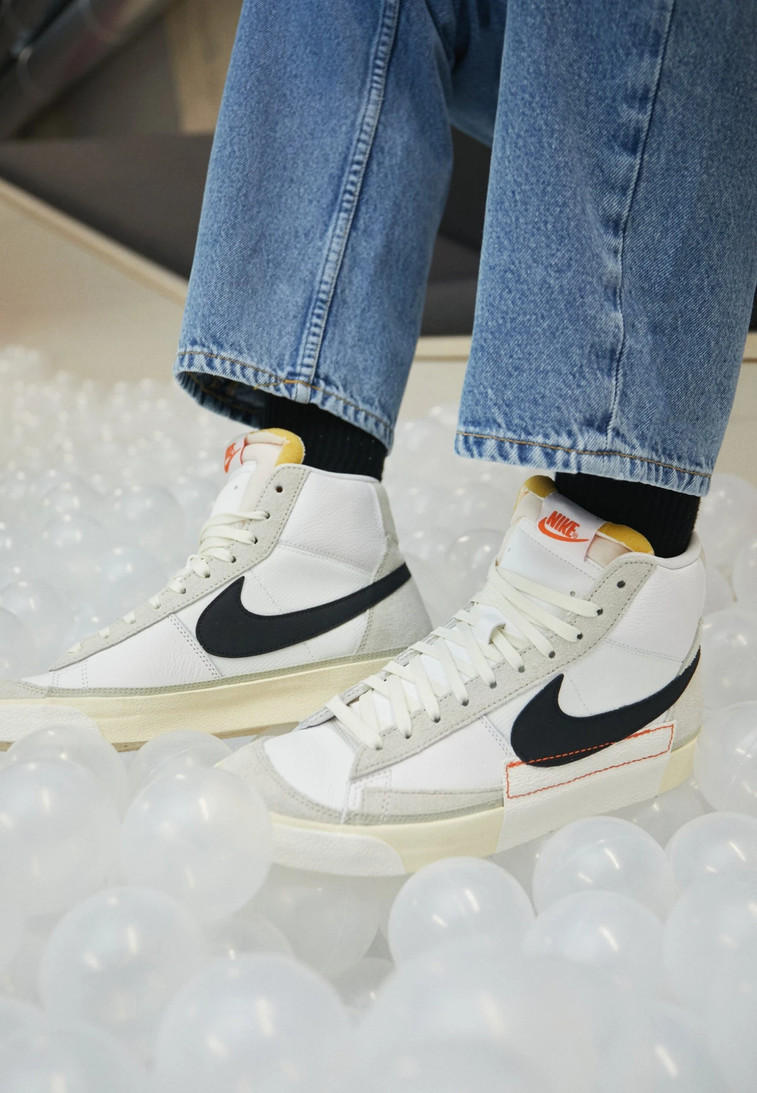 Nike Sportswear Blazer Mid 77 Pro ClubSneakers AlteWhite/Black/Light Bone/Summit White/Beach/Sail Uomo Sneaker NI112N040-A12 4 Nike Sportswear Blazer Mid 77 Pro ClubSneakers AlteWhite/Black/Light Bone/Summit White/Beach/Sail Uomo Sneaker NI112N040-A12 - immagine 2