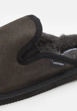 Shepherd AdamPantofoleMatt Black Uomo Pantofole S3012I018-Q11 -Luce Scarpe Negozio 4781e58ceb6044a6ab1428444077619b