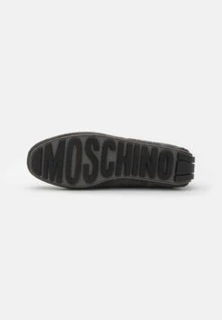 MOSCHINO DriverMocassiniCarbone Uomo Scarpe Basse 6MO12C017-G11 -Luce Scarpe Negozio 5df2f3042c5144109d64ff45884fbd8e
