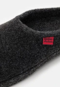 UnisexPantofoleBlack Uomo Pantofole A3215I00T-Q11 -Luce Scarpe Negozio 5ef1f4039d2140f086aa222ae3a49494