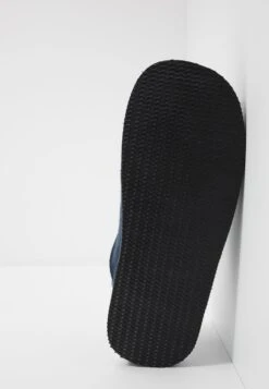 Shepherd Hugo - Pantofole - Dark Navy 12 Shepherd Hugo - Pantofole - Dark Navy -Luce Scarpe Negozio 6b1c0823f8b8499f9c6fedcb7de9fabd