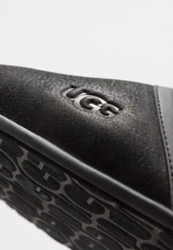 Ugg ScuffPantofoleBlack Uomo Pantofole UG112I00N-Q11 -Luce Scarpe Negozio 70f203e066234c8cbc3f3ebb69f2e5e9