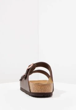 Birkenstock Arizona - Pantofole - Dark Brown 11 Birkenstock Arizona - Pantofole - Dark Brown -Luce Scarpe Negozio 80d7cd18d7204f1e982ed3647d9fe775
