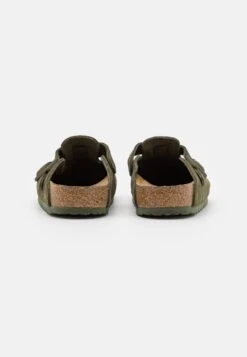 Birkenstock Boston Unisex - Pantofole - Thyme 10 Birkenstock Boston Unisex - Pantofole - Thyme -Luce Scarpe Negozio 85e85bf49c1640349940cc909b91003e