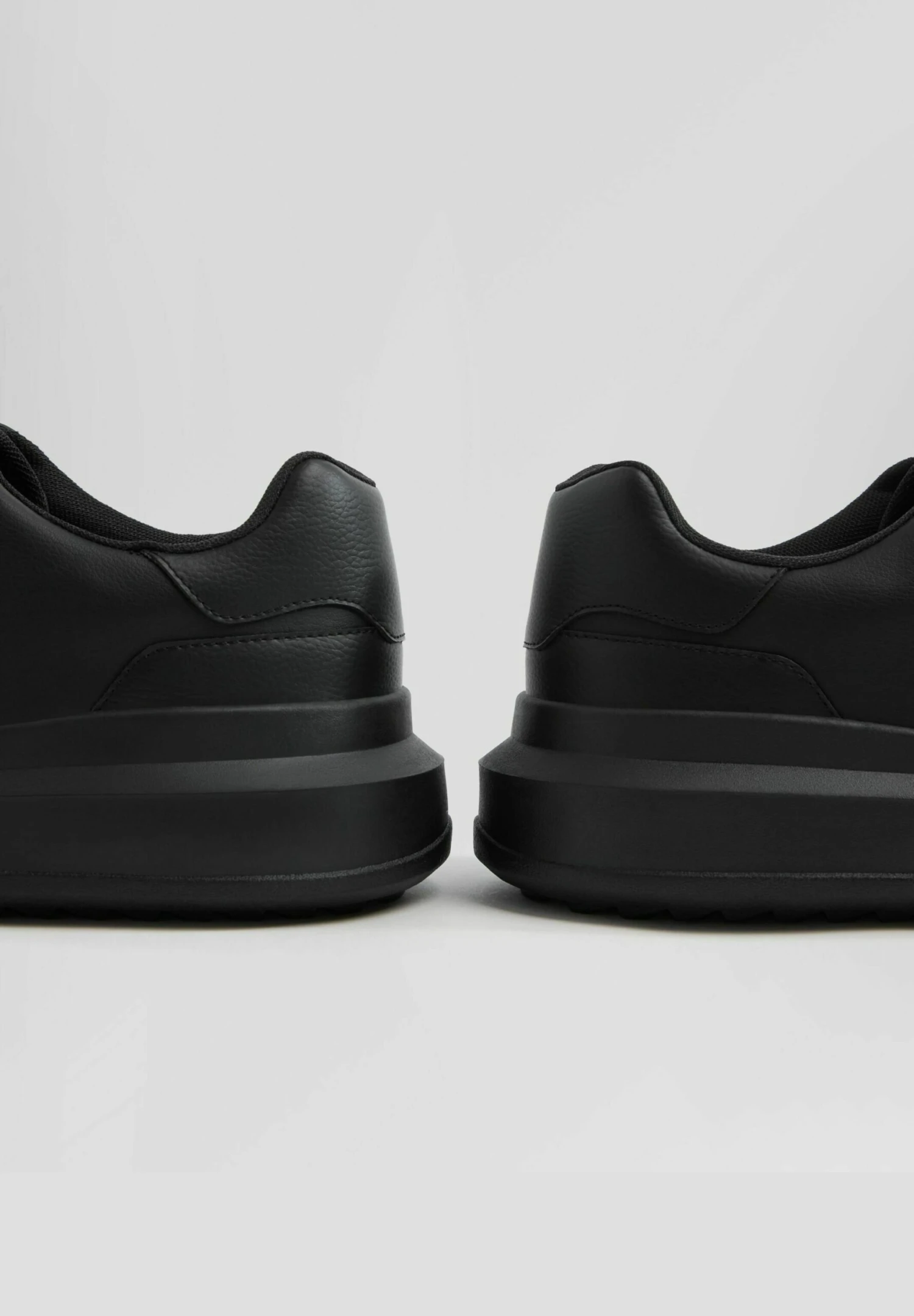 BERSHKA Contrast Chunky Sole - Sneakers Basse - Black 7 BERSHKA Contrast Chunky Sole - Sneakers Basse - Black - immagine 5