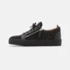 Giuseppe Zanotti Double Zip - Sneakers Basse - Nero 1 Giuseppe Zanotti Double Zip - Sneakers Basse - Nero -Luce Scarpe Negozio aecb40a17e9a4afb8f438e8e193a957c