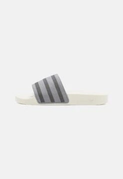 Adidas Originals Adilette UnisexCiabattineGrey Three/Grey Six/Cloud White Uomo Scarpe Aperte AD115G02C-C11
