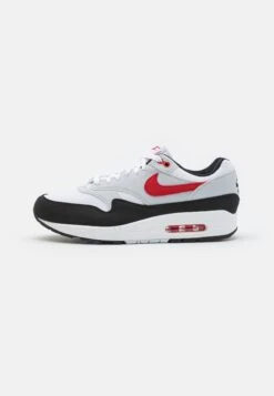 Nike Sportswear Air Max 1Sneakers BasseWhite/University Red/Pure Platinum/Black Uomo Sneaker NI112O0VZ-A12