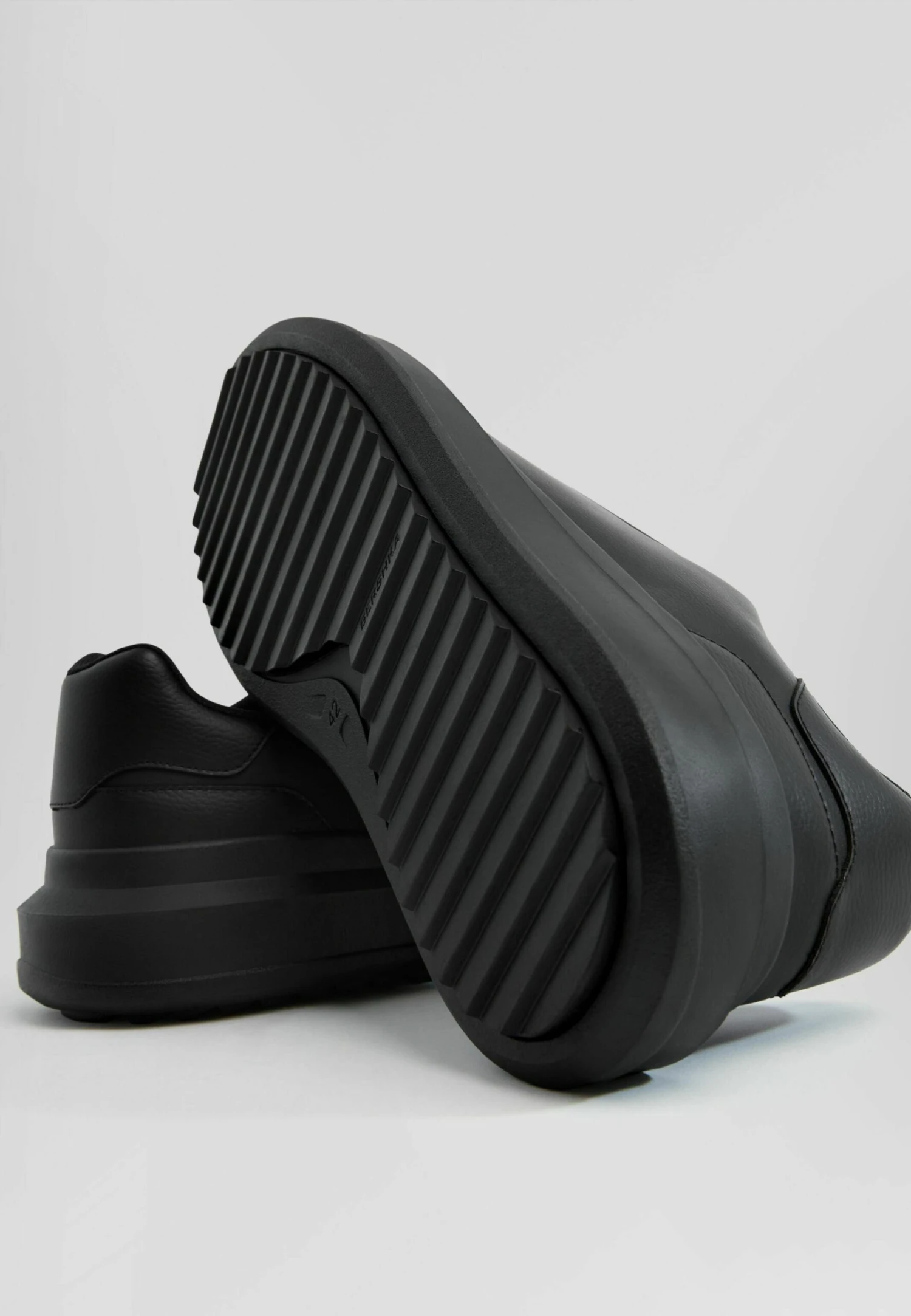 BERSHKA Contrast Chunky Sole - Sneakers Basse - Black 6 BERSHKA Contrast Chunky Sole - Sneakers Basse - Black - immagine 4