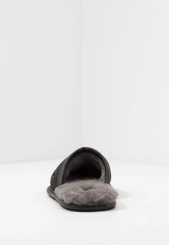 Ugg ScuffPantofoleBlack Uomo Pantofole UG112I00N-Q11 -Luce Scarpe Negozio da757aff0ffe4030af4ba8238bcf11e5