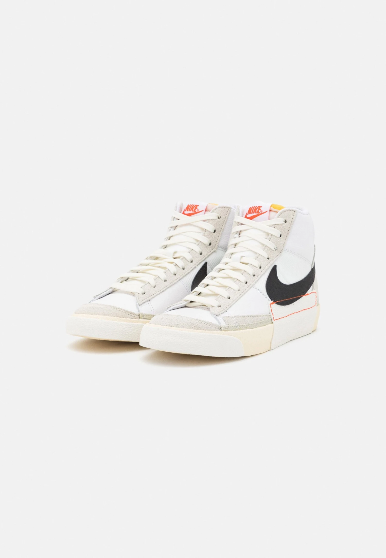 Nike Sportswear Blazer Mid 77 Pro ClubSneakers AlteWhite/Black/Light Bone/Summit White/Beach/Sail Uomo Sneaker NI112N040-A12 6 Nike Sportswear Blazer Mid 77 Pro ClubSneakers AlteWhite/Black/Light Bone/Summit White/Beach/Sail Uomo Sneaker NI112N040-A12 - immagine 4