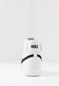 Nike Sportswear Blazer Mid '77 Vntg - Sneakers Alte - White/Black 17 Nike Sportswear Blazer Mid '77 Vntg - Sneakers Alte - White/Black -Luce Scarpe Negozio f75a215d89d041498b371392f090c258
